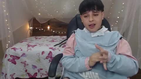 Snapshot of andrewsmile_ chatting on December 19, 1:07 pm ANDREW online show from December 19, 1:07 pm