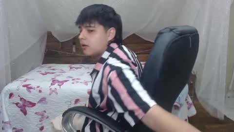 Snapshot of andrewsmile_ chatting on December 17, 12:33 pm ANDREW online show from December 17, 12:33 pm