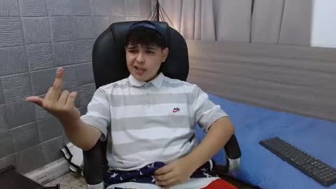 Snapshot of andrewsmile_ chatting on December 13, 3:49 am ANDREW online show from December 13, 3:49 am
