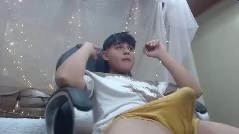 Snapshot of andrewsmile_ chatting on December 7, 1:40 pm ANDREW online show from December 7, 1:40 pm