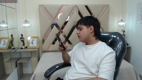 Snapshot of andrewsmile_ chatting on January 25, 1:19 pm ANDREW online show from January 25, 1:19 pm