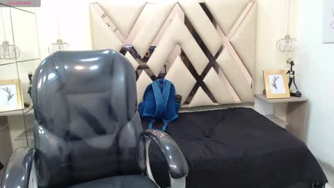 Snapshot of andrewsmile_ chatting on January 31, 12:18 pm ANDREW online show from January 31, 12:18 pm