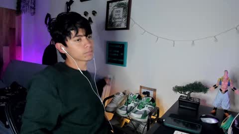 Snapshot of andy_guez_11 chatting on February 4, 9:49 am andy_guez_11 online show from February 4, 9:49 am
