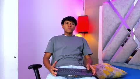 Snapshot of andy_jones7 chatting on October 2, 3:32 am andy online show from October 2, 3:32 am