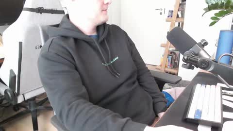 andycandy1994 online show from April 26, 8:45 am