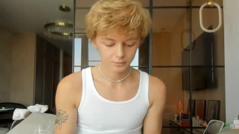 angel_andreww online show from April 25, 9:45 am