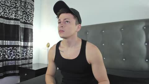 Snapshot of angel_cuervo chatting on January 2, 12:35 pm Angel Cuervo online show from January 2, 12:35 pm