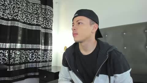 Snapshot of angel_cuervo chatting on December 31, 12:36 pm Angel Cuervo online show from December 31, 12:36 pm