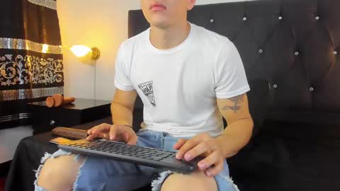 Snapshot of angel_cuervo chatting on February 15, 12:43 pm Angel Cuervo online show from February 15, 12:43 pm