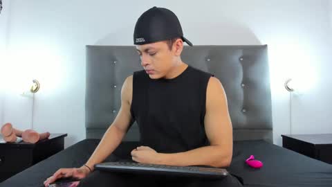Snapshot of angel_cuervo chatting on December 9, 12:31 pm Angel Cuervo online show from December 9, 12:31 pm