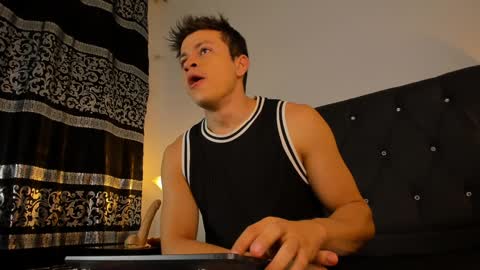 Snapshot of angel_cuervo chatting on January 27, 12:37 pm Angel Cuervo online show from January 27, 12:37 pm