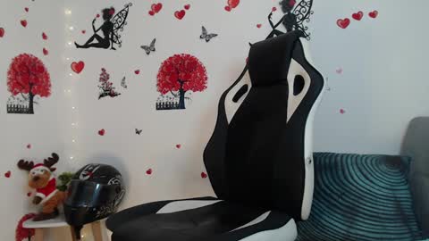Snapshot of angel_curl chatting on January 25, 6:46 pm Angel Curl online show from January 25, 6:46 pm