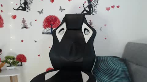 Snapshot of angel_curl chatting on February 12, 4:11 pm Angel Curl online show from February 12, 4:11 pm