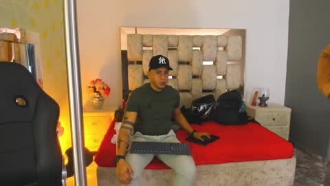Snapshot of angelandchris chatting on September 13, 12:28 pm Angel And Cris online show from September 13, 12:28 pm