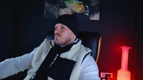 Snapshot of angeloeric chatting on December 9, 9:17 am BlackWolf online show from December 9, 9:17 am