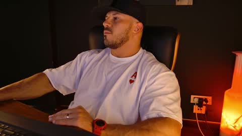 Snapshot of angeloeric chatting on September 29, 12:46 pm BlackWolf online show from September 29, 12:46 pm