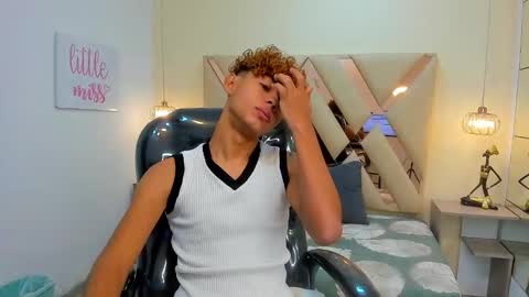 anyelotwink online show from December 19, 2:25 pm