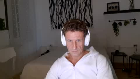 Snapshot of apollobest77 chatting on December 20, 1:14 am apollobest77 online show from December 20, 1:14 am
