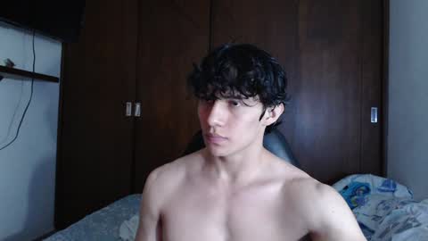 Snapshot of ares_aestheticgod chatting on February 2, 4:05 am Ares D online show from February 2, 4:05 am