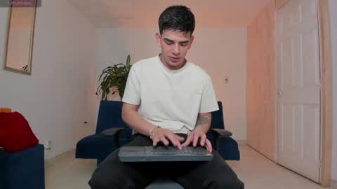 Snapshot of ares_johnsonn chatting on October 5, 1:42 am Ares online show from October 5, 1:42 am