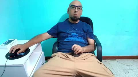 Snapshot of arnelux72 chatting on October 27, 5:32 am arnelux72 online show from October 27, 5:32 am