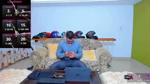 Snapshot of arnold_sexy_hot98 chatting on October 6, 10:09 am arnold sexy hot98 online show from October 6, 10:09 am