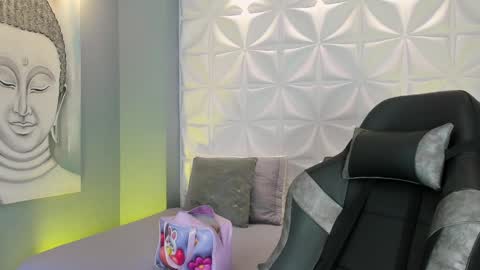 Arohom Lester online show from April 4, 6:49 pm