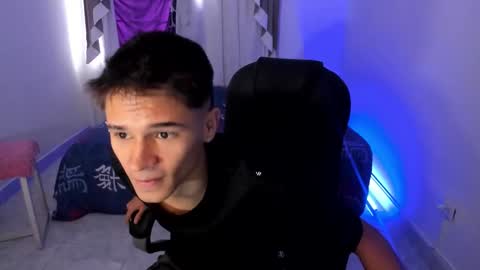 Snapshot of aron_boyy chatting on October 10, 8:13 pm Aaron online show from October 10, 8:13 pm
