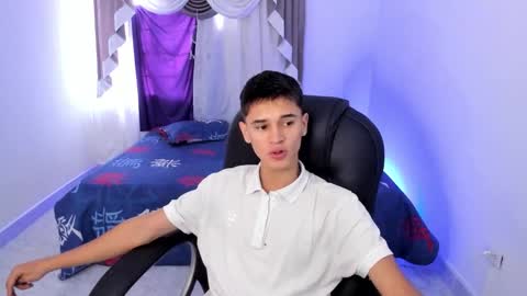 Snapshot of aron_boyy chatting on October 6, 7:51 pm Aaron online show from October 6, 7:51 pm