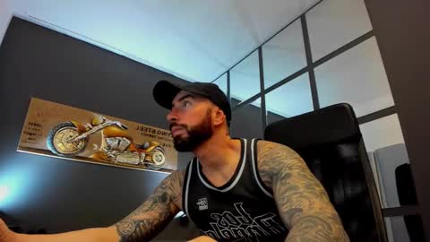 Snapshot of arongrant chatting on January 10, 9:02 am AronGrant online show from January 10, 9:02 am