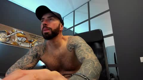 Snapshot of arongrant chatting on December 4, 7:39 am AronGrant online show from December 4, 7:39 am