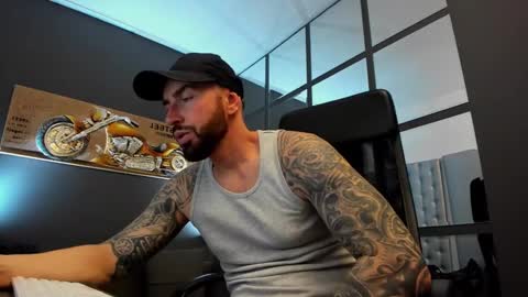 Snapshot of arongrant chatting on December 10, 9:23 am AronGrant online show from December 10, 9:23 am