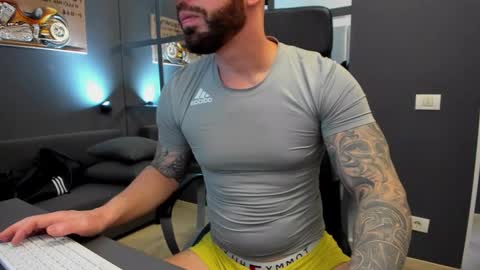 Snapshot of arongrant chatting on February 8, 9:03 am AronGrant online show from February 8, 9:03 am