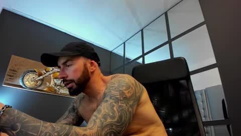 Snapshot of arongrant chatting on December 18, 9:04 am AronGrant online show from December 18, 9:04 am