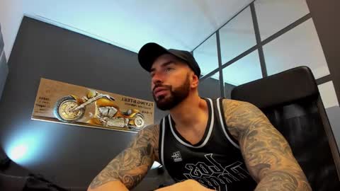 Snapshot of arongrant chatting on December 19, 10:13 am AronGrant online show from December 19, 10:13 am
