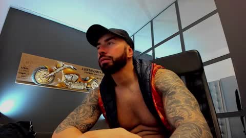 Snapshot of arongrant chatting on January 7, 8:37 am AronGrant online show from January 7, 8:37 am