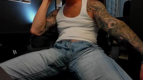 Snapshot of arongrant chatting on October 19, 11:24 am AronGrant online show from October 19, 11:24 am