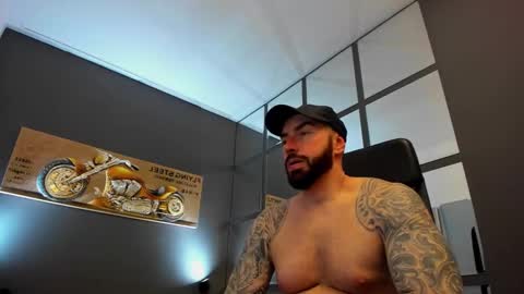 Snapshot of arongrant chatting on February 4, 8:24 am AronGrant online show from February 4, 8:24 am