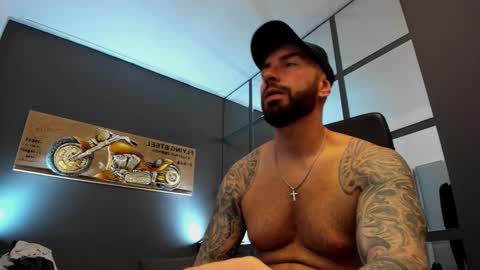 Snapshot of arongrant chatting on December 11, 8:59 am AronGrant online show from December 11, 8:59 am