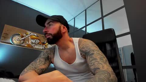 Snapshot of arongrant chatting on February 5, 9:04 am AronGrant online show from February 5, 9:04 am