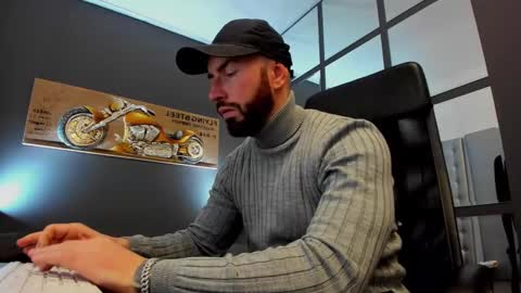 Snapshot of arongrant chatting on February 25, 8:47 am AronGrant online show from February 25, 8:47 am