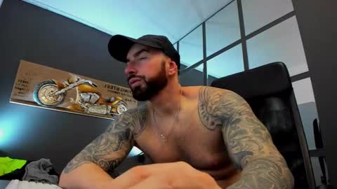 Snapshot of arongrant chatting on January 18, 9:02 am AronGrant online show from January 18, 9:02 am