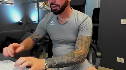 Snapshot of arongrant chatting on October 24, 9:22 am AronGrant online show from October 24, 9:22 am