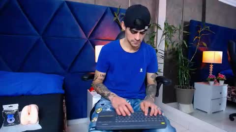 Snapshot of aronmuller_ chatting on September 11, 5:06 am aronmuller_ online show from September 11, 5:06 am