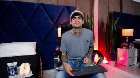 Snapshot of aronmuller_ chatting on September 18, 4:58 am aronmuller_ online show from September 18, 4:58 am