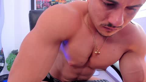 Snapshot of aroon_connor chatting on December 20, 7:39 pm online show from December 20, 7:39 pm