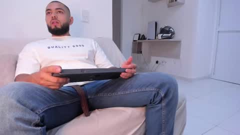 Snapshot of arturguy01 chatting on March 1, 8:10 pm arturguy01 online show from March 1, 8:10 pm