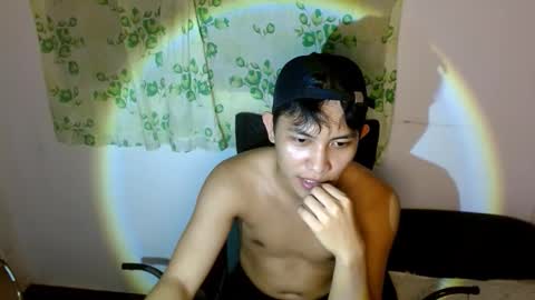 Snapshot of asiantwink975976 chatting on October 31, 4:43 pm asiantwink975976 online show from October 31, 4:43 pm