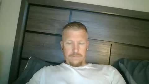 AthleticWhiteboy777 online show from May 25, 7:47 am