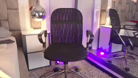 austinreeds online show from May 16, 12:58 pm